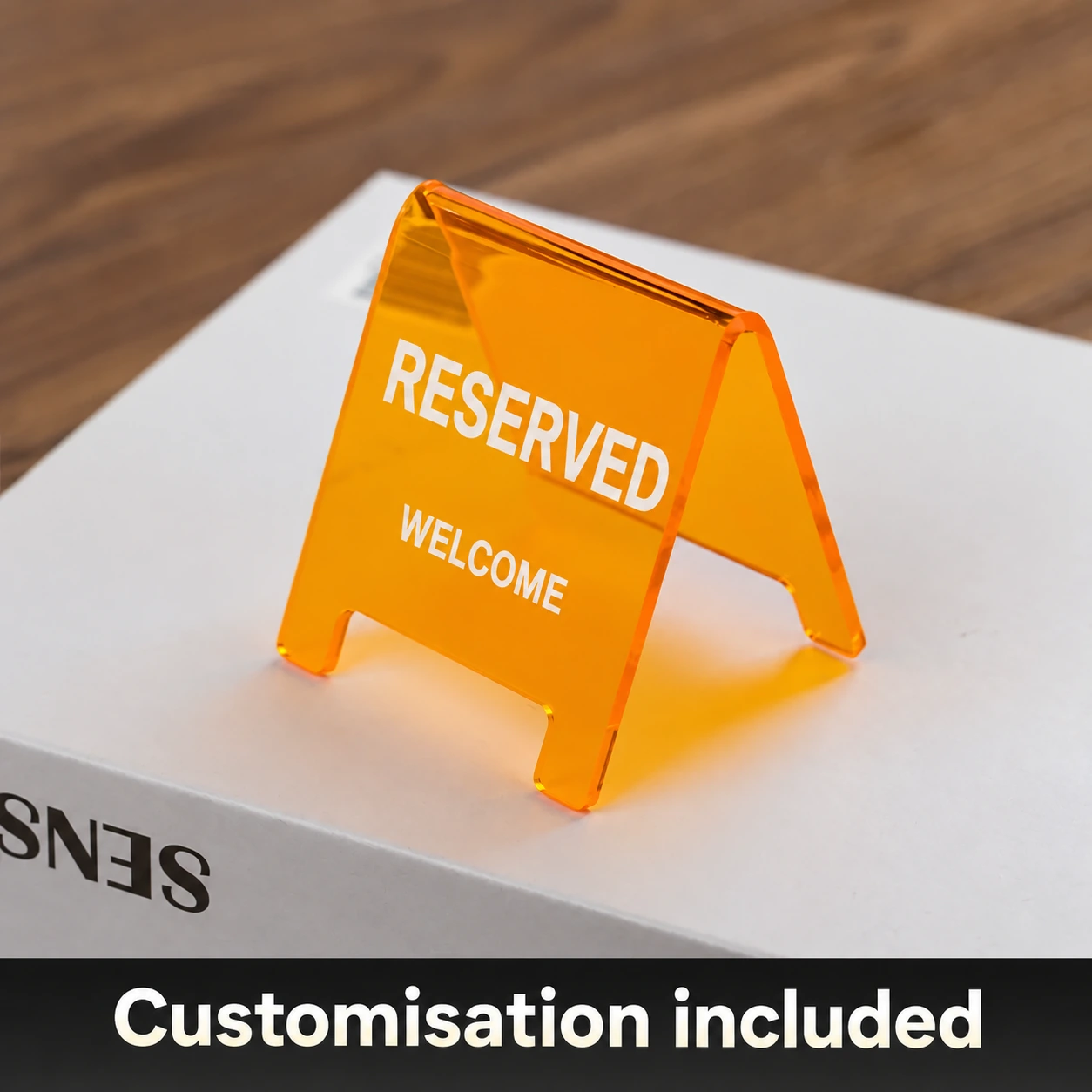 Cartel de mesa reservada personalizable de acrílico naranja en V